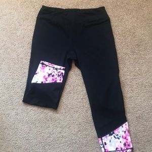Gaiam Yoga Capri’s! Mesh detail on the end 💕